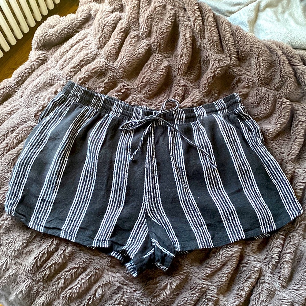 LINEN beach shorts size XL- black and white linen, universal thread. True size
